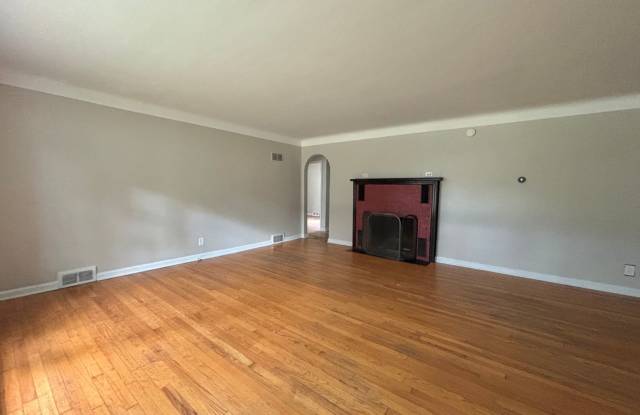 3 Bed/ 1 Bath - Single Family Home - 933 Westfall Avenue, Kalamazoo, MI 49006