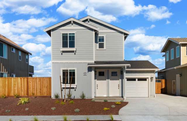 2 Months Free Rent! 2 BED 1 BATH UPPER UNIT WITH BACK DECK AND SIDE YARD - 2090 Landen Lane, Santa Rosa, CA 95403