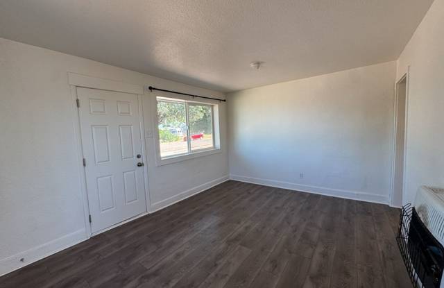 3 Bedroom, 1 Bath Apartment with Large Fenced Backyard Gallery 4