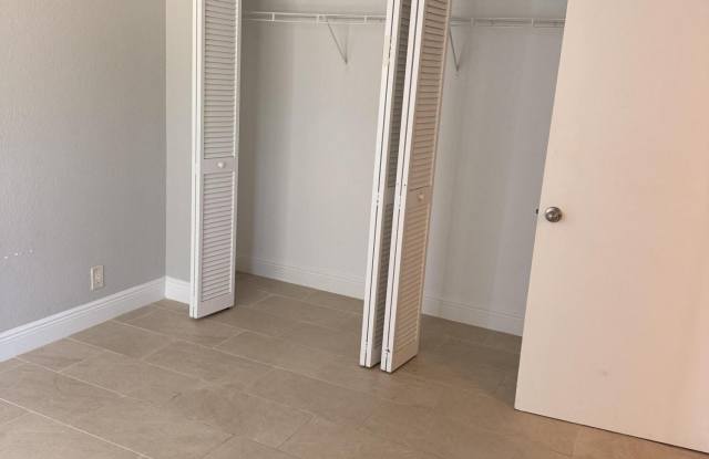 1440 LAKE CRYSTAL Drive Gallery 3