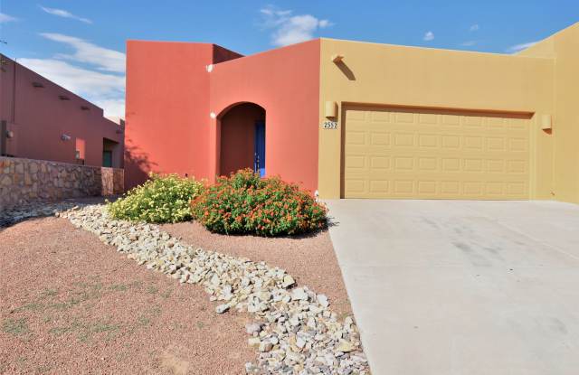 Beautiful 3 Bed/2Bath Townhouse Home off of Roadrunner Pkwy photos photos