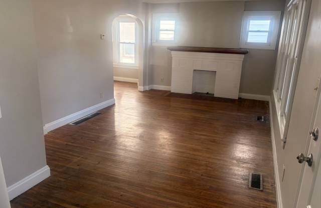 ✨ Spacious 3-Bedroom Home with Flexible Bonus Space, Basement & Detached Garage | South Linden | $1,500 Gallery 4