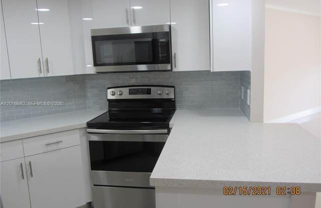 8343 Lake Dr - 8343 Lake Drive, Doral, FL 33166