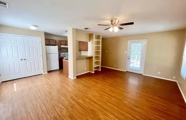 *MOVE IN SPECIAL* Great Location! 3 Bedroom Home Near Shopping & Dining! Gallery 4