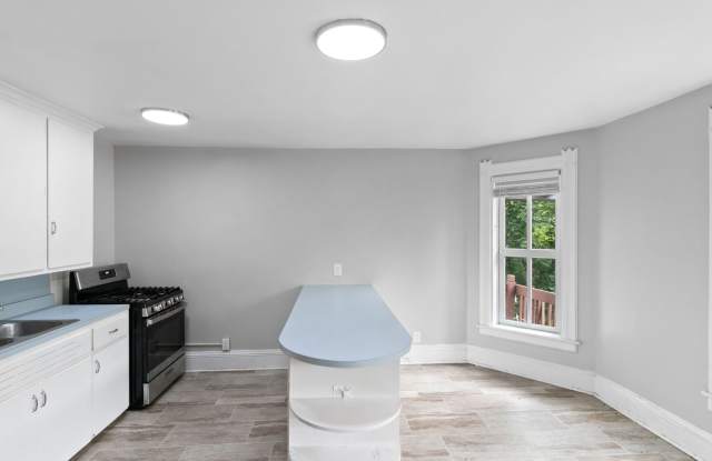 208 Woodward (Hillside Village LLC) - 208 Woodward Avenue, Kalamazoo, MI 49007