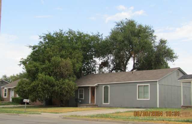 Move In Special: $200 off on The First Full Month' Rent! - 825 Northwest 35th Street, Lawton, OK 73505