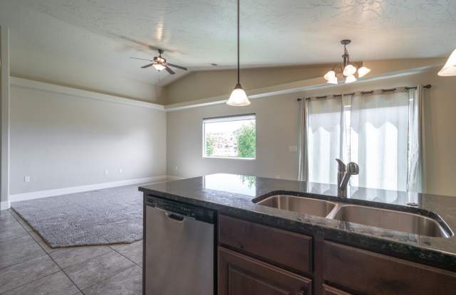 Pet Friendly 3 Bed 2 Bath Home With 2 Car Garage Gallery 3
