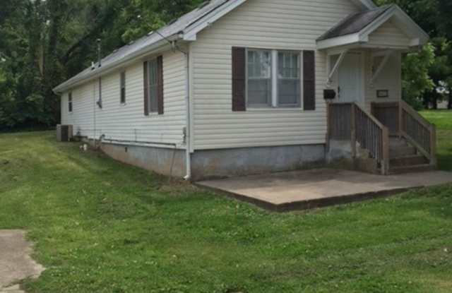 3 Bed 2 Bath Home in Bolivar! Call Quick! - 422 West Maupin Street, Bolivar, MO 65613