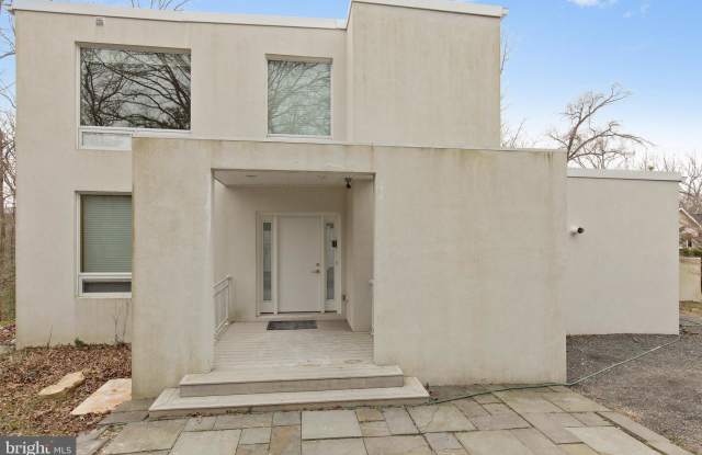 6005 BRADLEY LANE Gallery 2