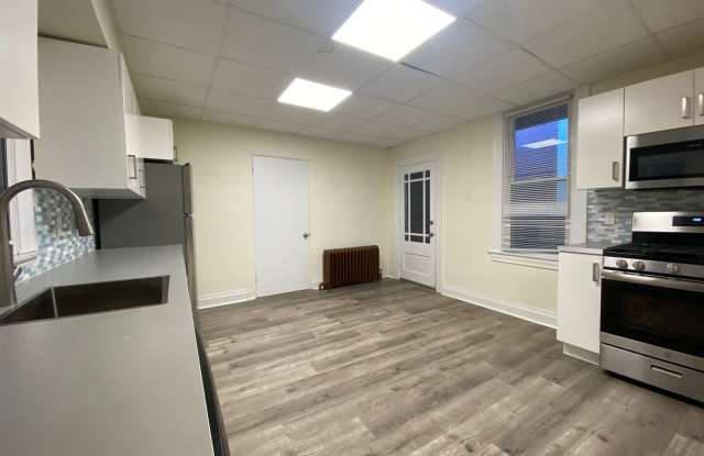 3BR house with fenced backyard! Gallery 2