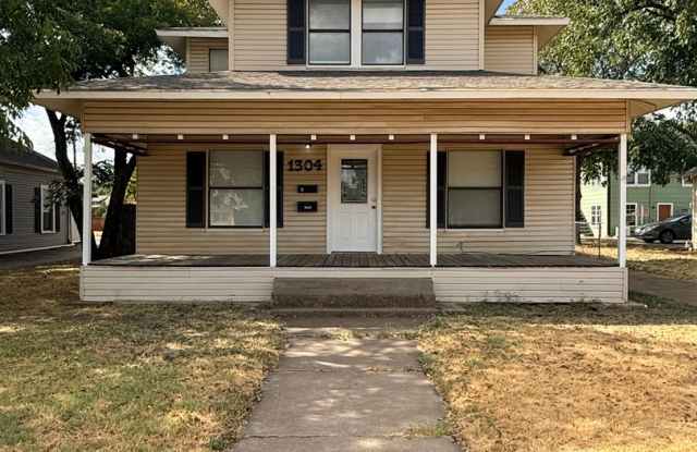 Spacious 3 Bed 1.5 bath - Kemp Blvd Gallery 1