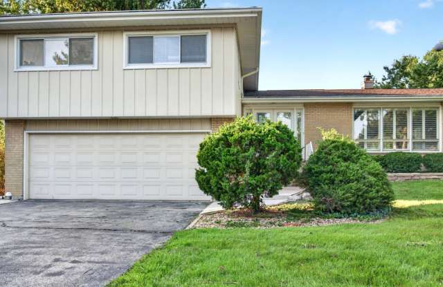 800 RIDGEMOOR Drive W Gallery 2