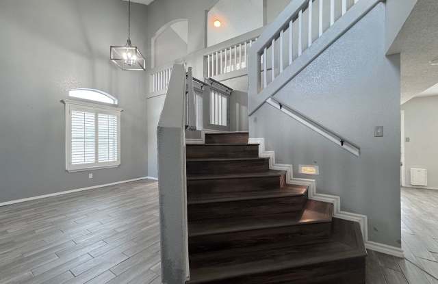 Refrig A/C 3bed/3bath with bonus Loft and Balcony! Gallery 4
