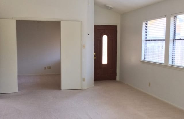 1106 Greenbriar Loop Gallery 4