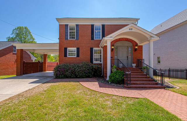 Beautiful 4 Bedroom 3 and a Half Bath House Located in Downtown Benton at 512 W North Street photos photos