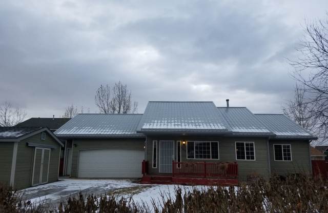 5 bedroom 3 bath home in Belgrade with attached double garage photos photos