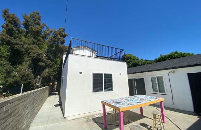 4BD/2BA w/ Rooftop Deck! Gallery 2