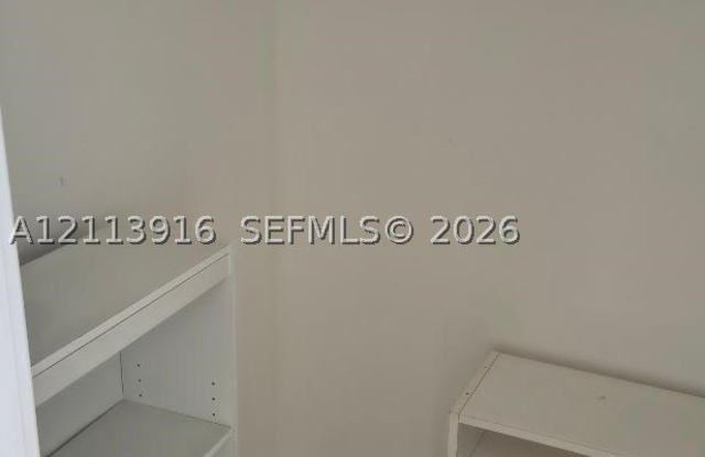 1301 miami gardens Dr Gallery 3