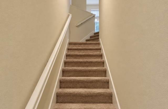 Beautiful updated luxury townhouse looking for new tenants Gallery 3