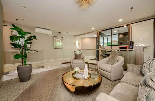 141 Great Neck Road Gallery 4