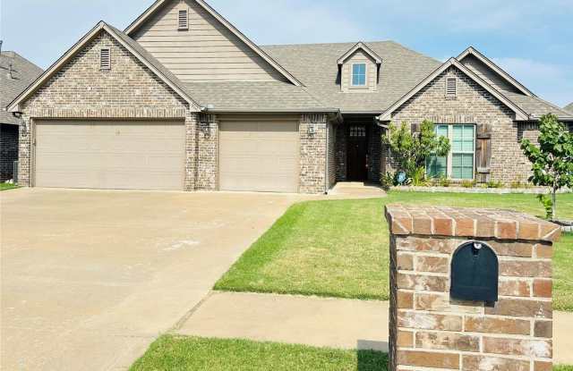 Welcome home to this pretty, single-story French provincial style located in the heart of Owasso's desirable Carrington Pointe. Gallery 1