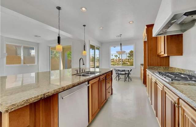 golf view, balcony , 5 bed room plus den and loft Gallery 4