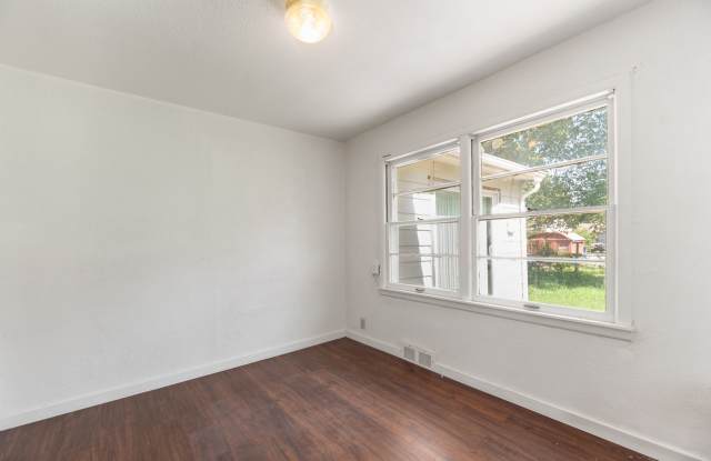 Charming 3 Bed 1 Bath In Quiet Neighborhood photos photos