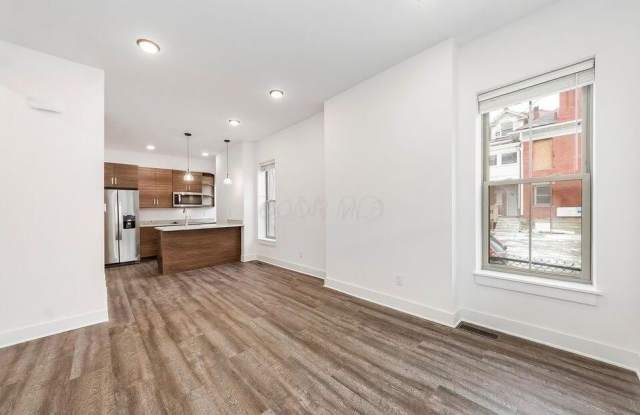 300 Wilson Avenue Gallery 4
