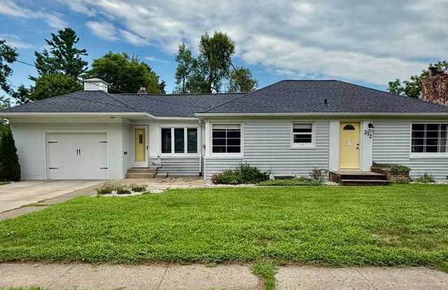 Four Bedroom Home in Kalamazoo - 212 Evelyn Avenue, Kalamazoo, MI 49001 Four Bedroom Home in Kalamazoo - 212 Evelyn Avenue, Kalamazoo, MI 49001