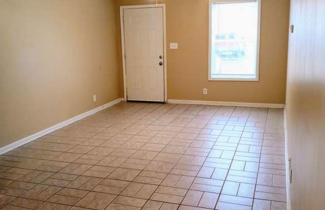 Spacious 3 Bed Townhome!!! Gallery 2