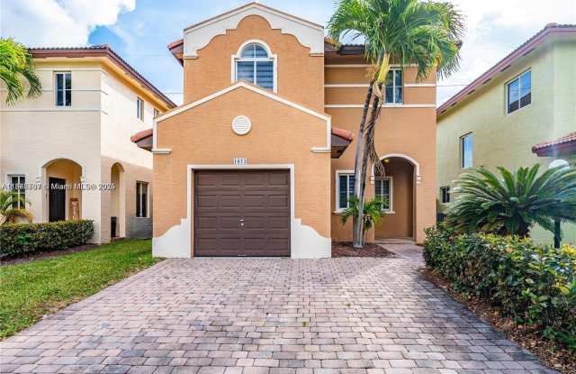 1073 NE 41st Ter photos photos