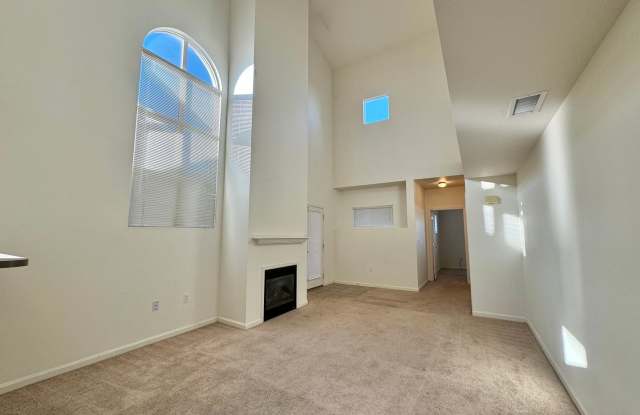Beautiful Upper Level 2 Bedroom / 2 Bath Condo With Garage in Evans, CO! Gallery 4