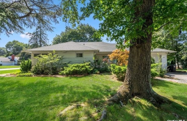 134 Westwood Circle - 134 Westwood Circle, East Hills, NY 11577