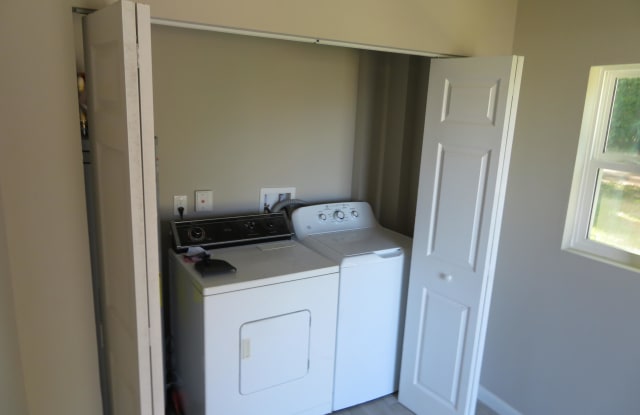 739 MYRTLE AVE - 739 Myrtle Avenue, Green Cove Springs, FL 32043