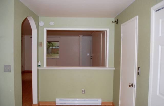 Bright Two-Bedroom End-Unit Townhouse in Shoreline Gallery 4