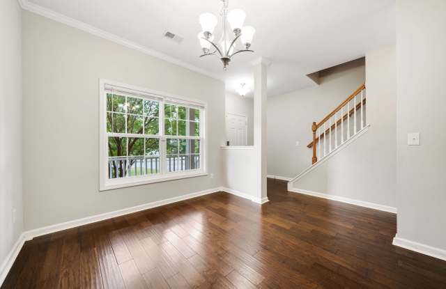Gorgeous 5 bedroom home with loft + fully fenced yard! Gallery 3
