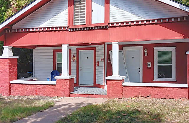 Quaint Craftsman style One Bedroom, One Bath half duplex. photos photos