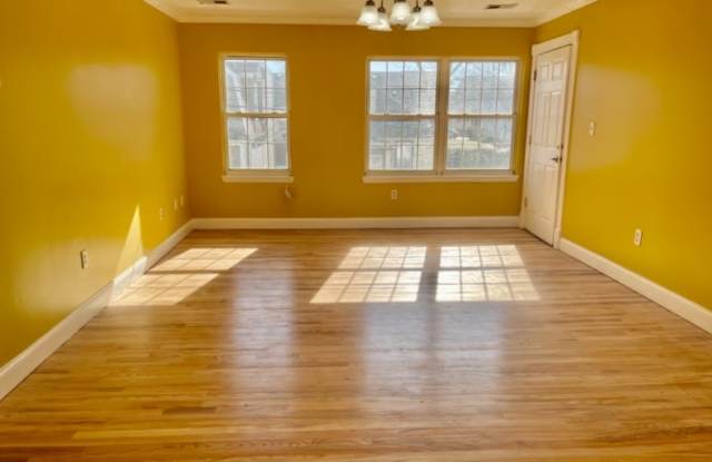 150 Waldorf Pl Gallery 2