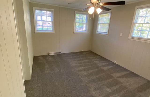 Very nice 4 bedroom 1 bathroom house JUST REMODLED (Spring 2022) photos photos