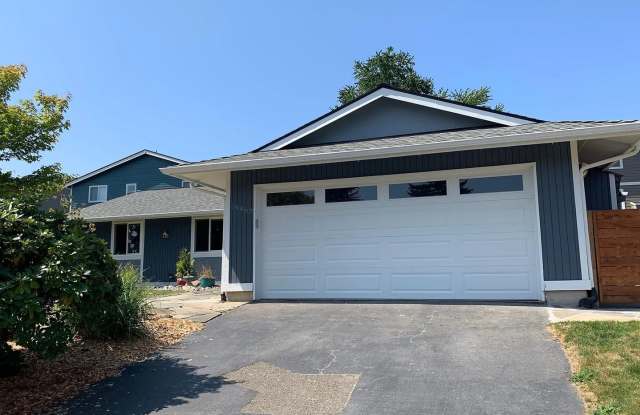 Charming 3BR/2BA Ranch Home with Huge Fenced Yard | East Hill, Kent Gallery 1