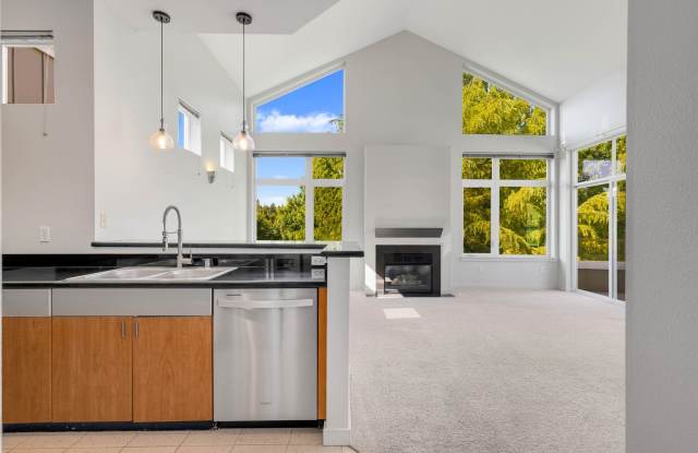 Kirkland Top Floor Large 1 BR+ 1 BA Condo with High Ceilings Gallery 1