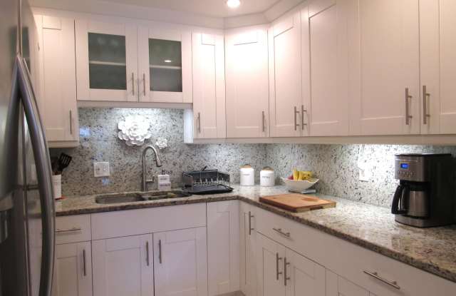 5780 FERNLEY Drive W Gallery 2