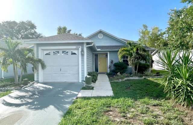 Two bedroom and two bathroom house with access to a shared community pool photos photos