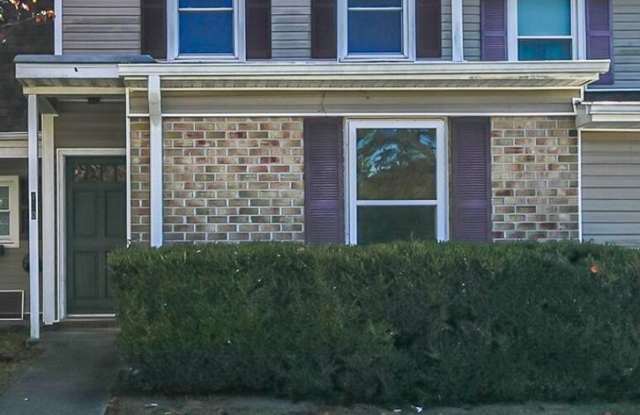 Townhouse with neighborhood pool and tennis courts! - 120 Palace Circle, Jacksonville, NC 28546