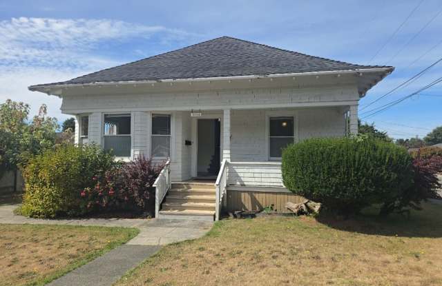 4BD Eureka home on quiet street with fully-fenced yard! Gallery 4