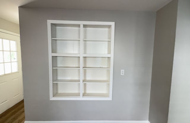 2302 S Hackley: Completely Renovated 2 Bedroom, 1 Bath Home with Large Backyard! Available Now! Washer & Dryer Hookups! Gallery 4