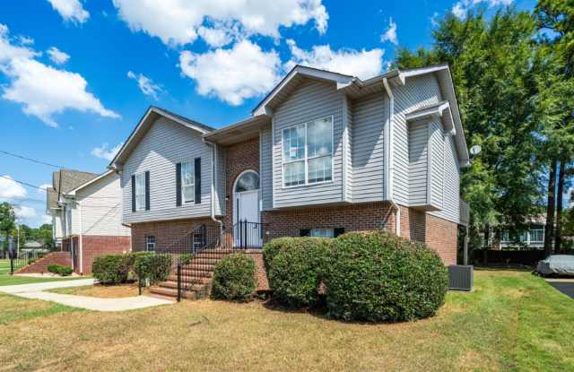 Beautifully Updated Carriage Hills Home – Modern Style, Great Location & 2-Car Garage! Gallery 4