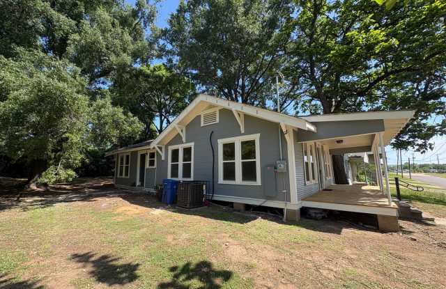 Gorgeous fully remodeled 3 bed/1.5 bath Craftsman-style Bungalow Gallery 3