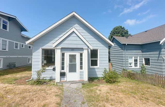 Classic 5bdrm/1.5 bath High St house with parking! photos photos