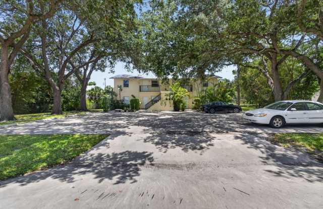 708 SW Gardens Boulevard Gallery 2